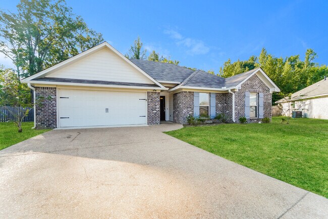 Building Photo - Beautiful Brick Home in Canton