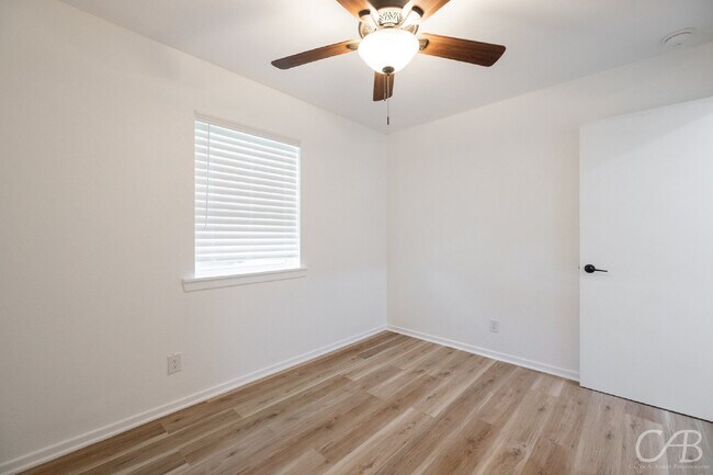 Building Photo - 2217 Bel Air Dr