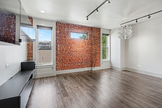 Building Photo - Fully Renovated Victorian Townhome in Curtis Park/RiNo | Walk to Dining, Parks & Downtown