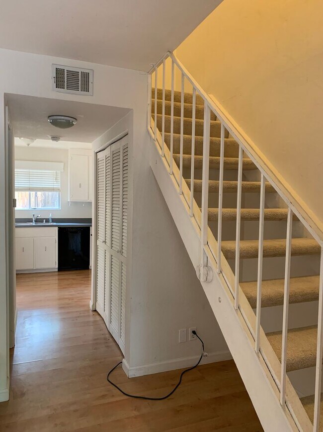 Foto del edificio - Adorable 3 Bed 1.5 Bath Covell Commons Condo ( fall Rental )