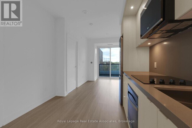 Photo du bâtiment - 60 Central Park Roadway