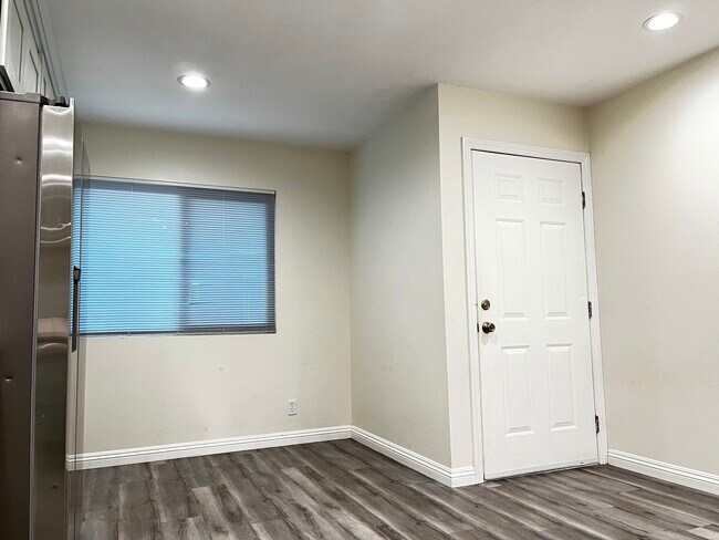 Foto del edificio - 7631 Amazon Dr