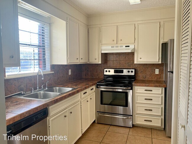 Building Photo - 920A Glastonbury Cir