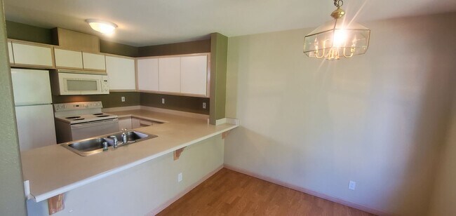 Foto del edificio - Pre-Leasing - 3bd/2bath (Cordata Area)