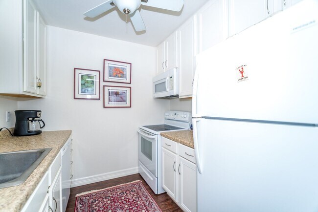 Building Photo - FURNISHED 2-BEDROOM CONDOMINIUM IN ALAMO H...