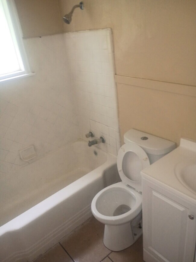 Foto del edificio - 1125 W Lexington Cir