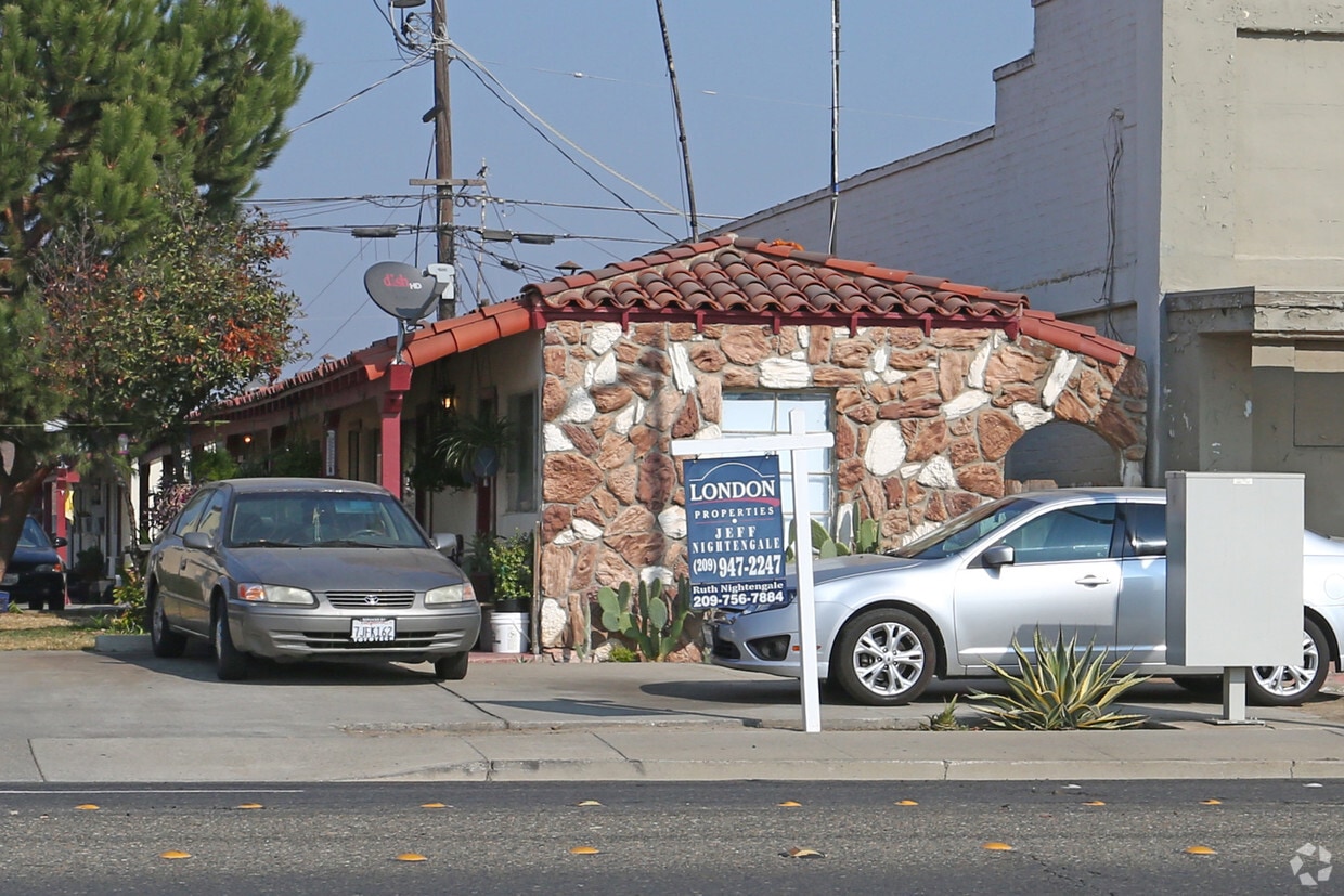 Building Photo - 930-941 Atwater Blvd