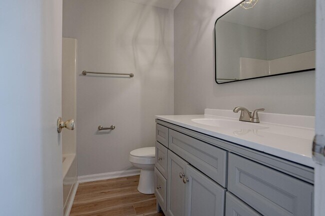 Foto del edificio - 1311 Farmingdale Dr