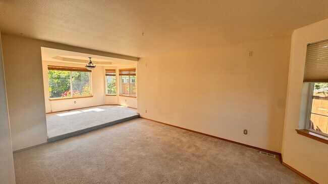 Building Photo - 4 Bedroom 2.5 Bath Home in Renton