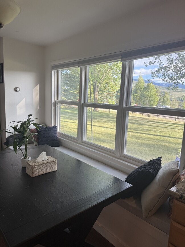 Dining Area / Booth - 333 Beard Creek Rd