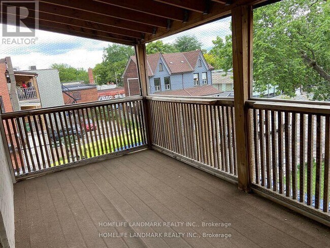 Building Photo - 610 Bloor St W