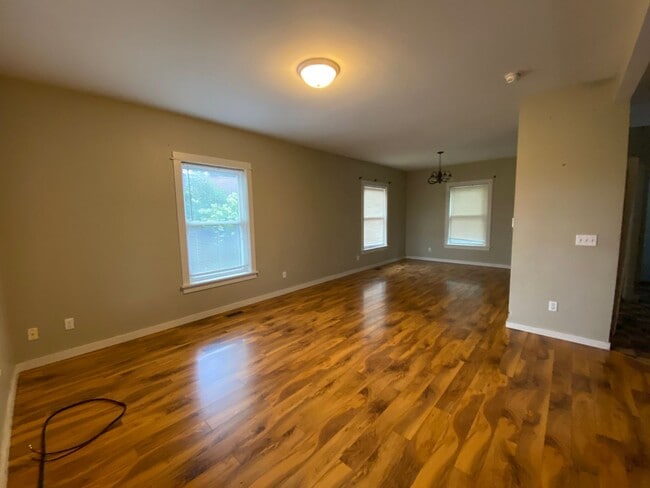 Building Photo - 923 Russell St