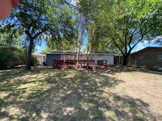 Building Photo - 819 Loganwood Ave