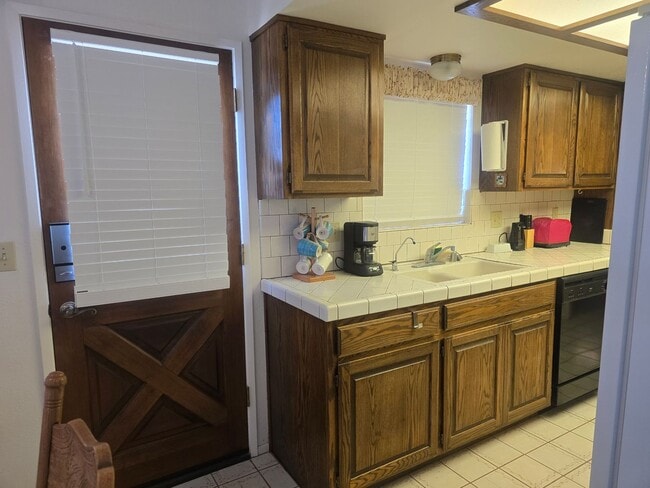 Building Photo - Waterfront 3BR Vacation rental with Utilities-Fully Furnished