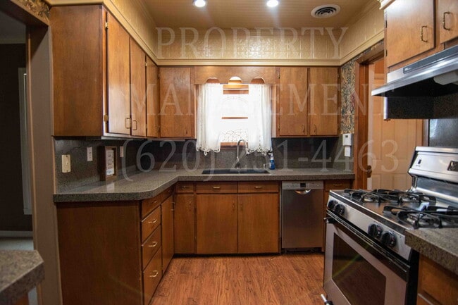 Building Photo - 4 Bedroom 1 Bath