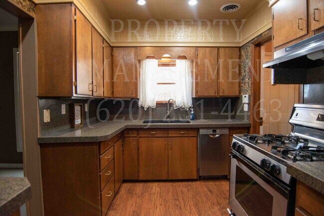 Foto del edificio - 4 Bedroom 1 Bath