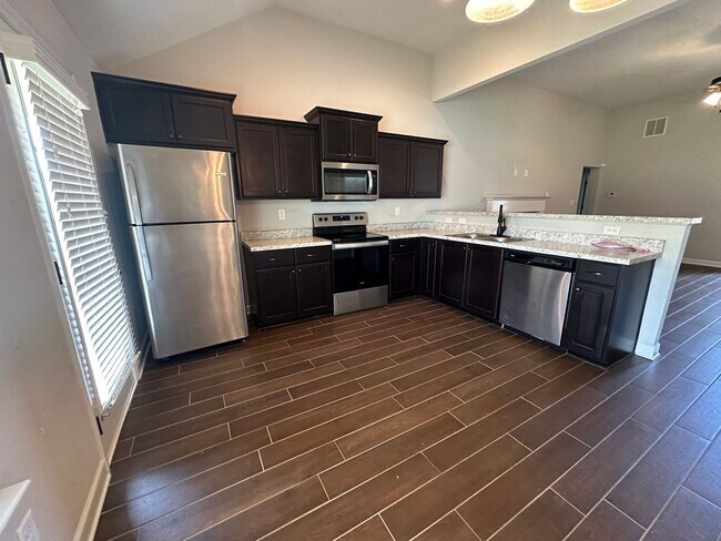 Building Photo - Available NOW in Southaven!