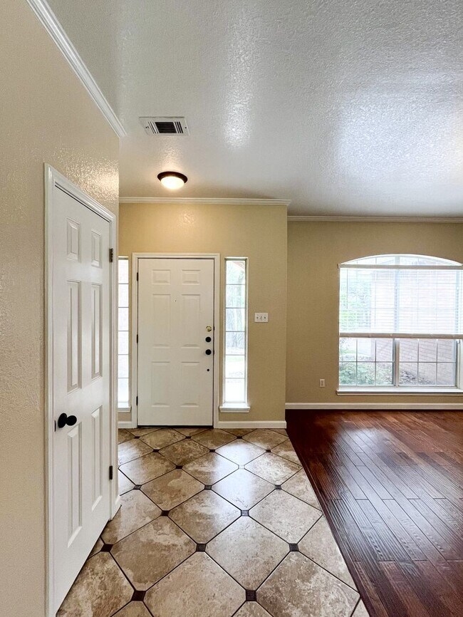 Foto del edificio - Available NOW!!!! This beautiful 2 story, 4 bedroom, 2 bath, two car garage with garage door open...