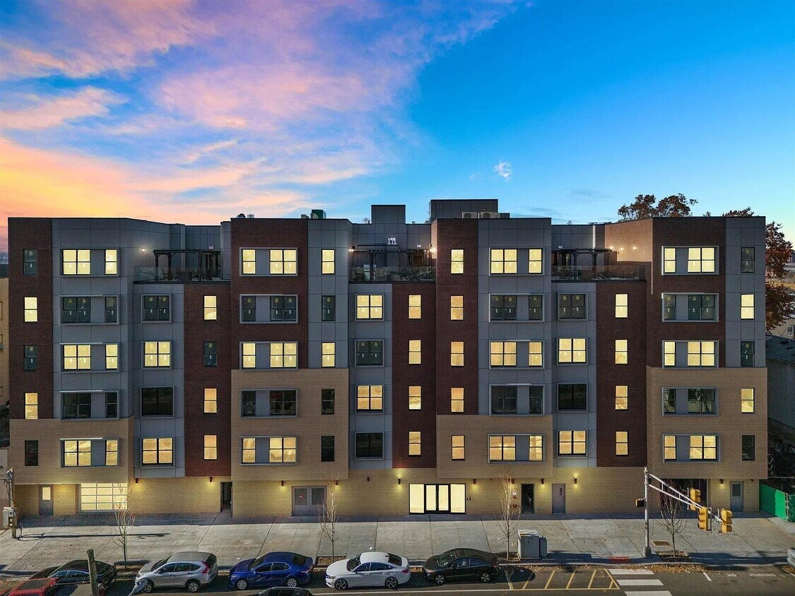 Foto principal - 3443 John F. Kennedy Blvd