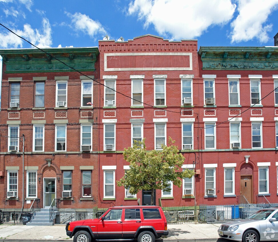Building Photo - 728 21st St