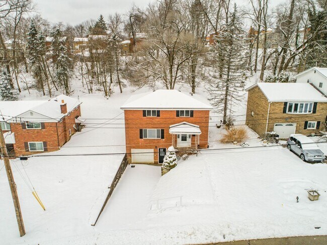 Building Photo - AVAILABLE SEPT 1ST!! STUNNING 4 bedroom in...