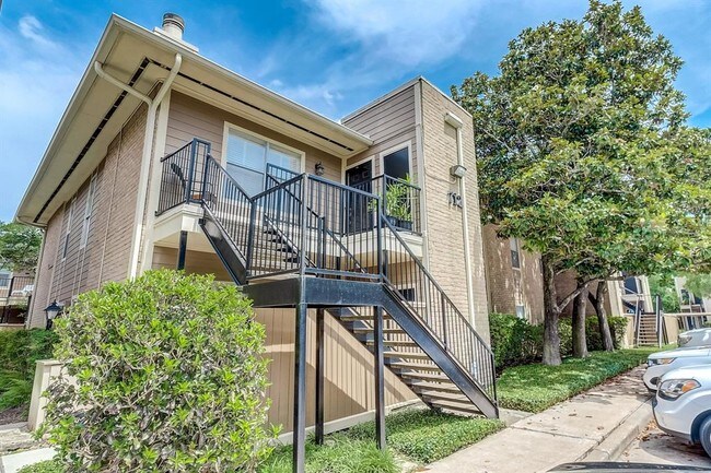 Building Photo - 712 Bering Dr