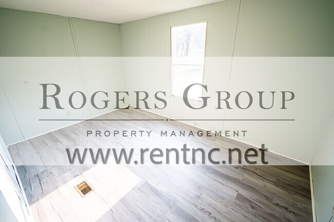 Foto del edificio - 241 Hidden Lake Ln