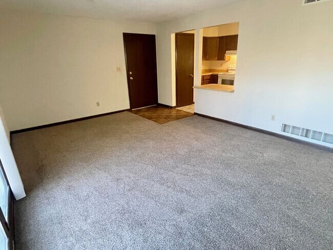 Building Photo - 2 Bedroom Condo in Rear of Complex w/ Newe...