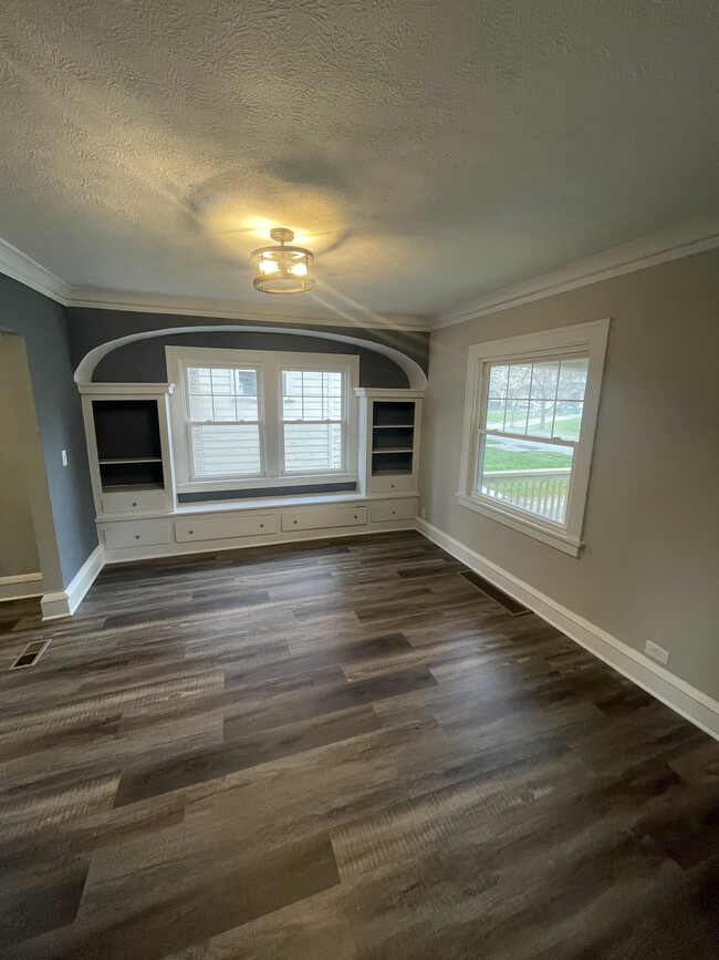 Dining room in between kitchen and living room - 3377 Silsby Rd