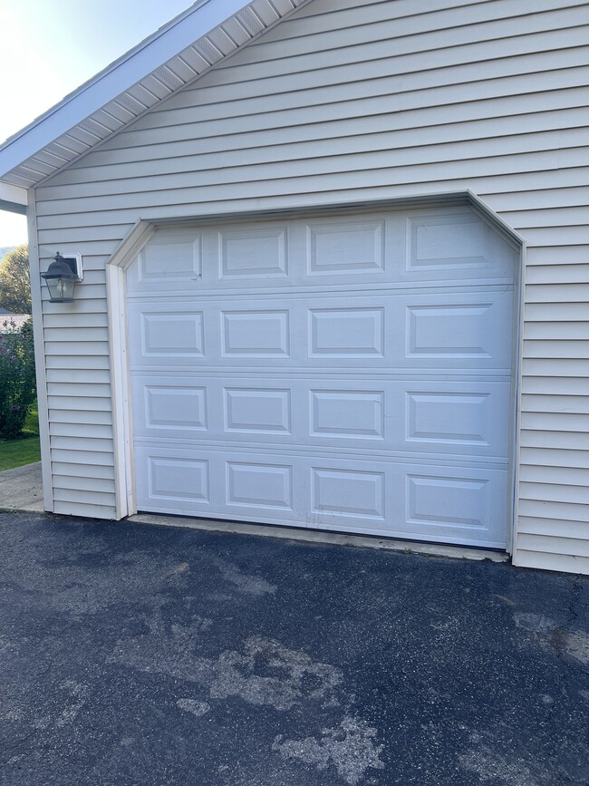 Building Photo - 67 Maple St