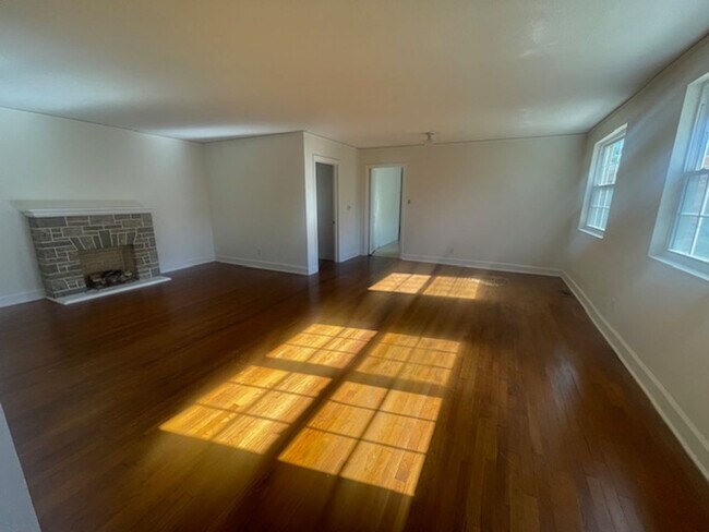 Building Photo - 105 Nut Grove Dr