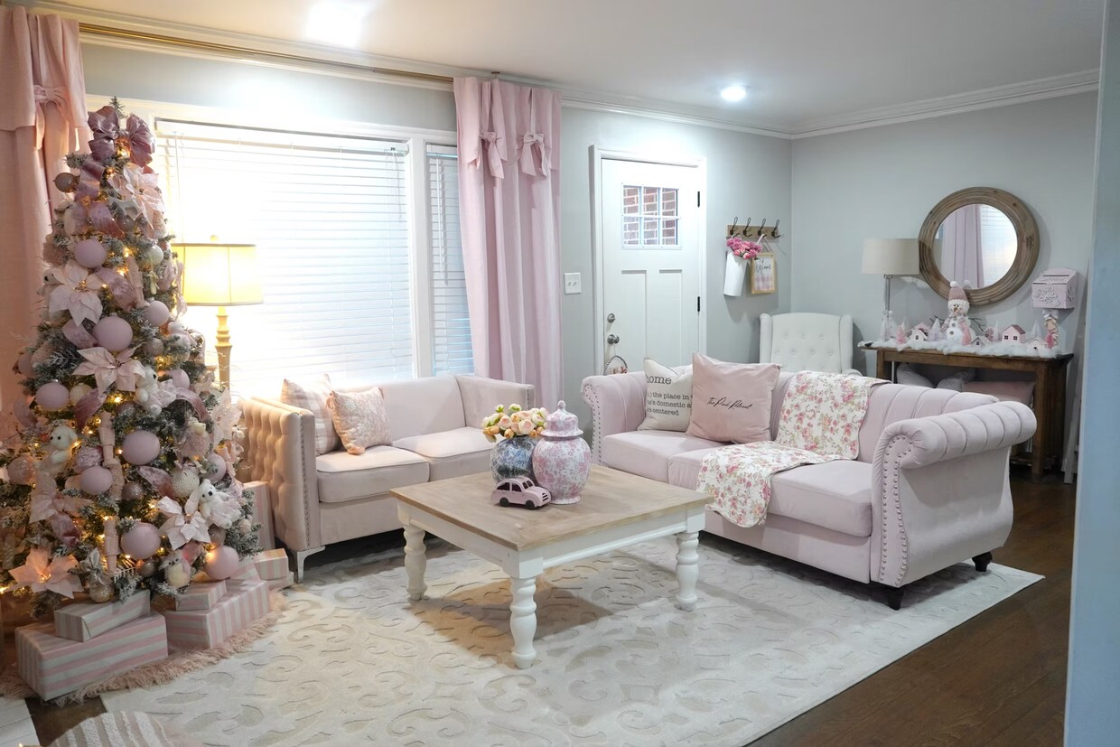 Foto principal - 2655 Elsinore St