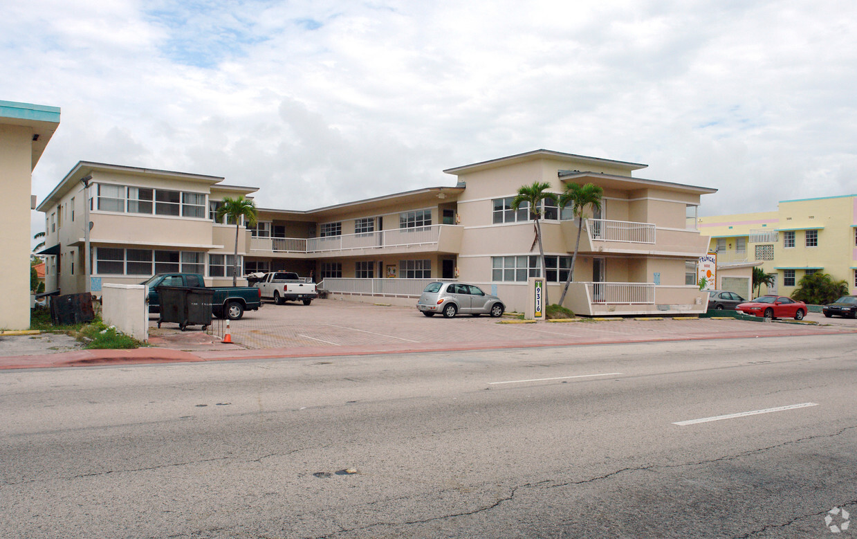 Primary Photo - 9316 Collins Ave
