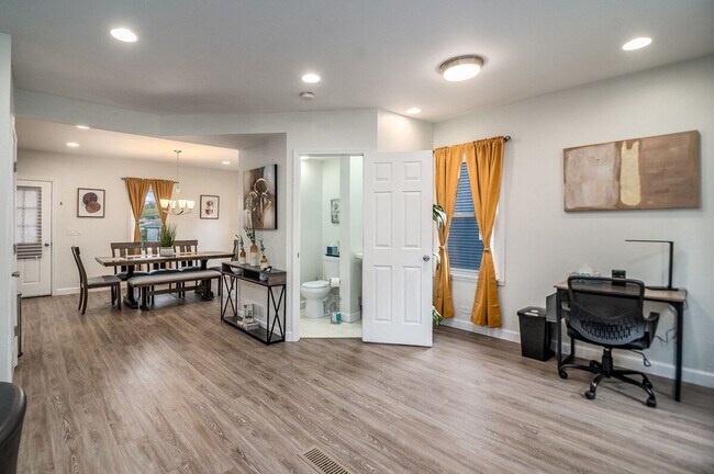 Foto del edificio - 327 W School St