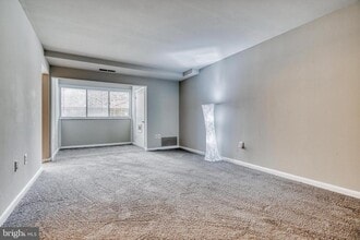 Building Photo - 140 Royal Oak Dr