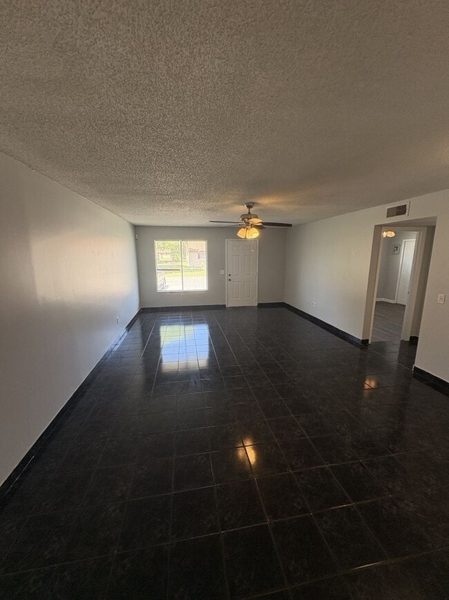 Foto del edificio - 539 E Rosewood Ln
