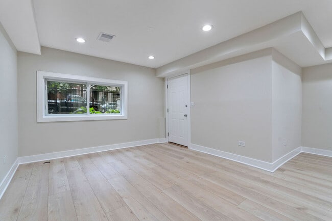 Building Photo - 1624 N Bell Ave