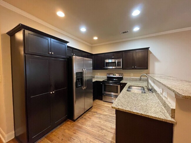 Foto del edificio - ROOMMATE MATCHING - PRE-LEASING FOR AUGUST 6TH, 2026!