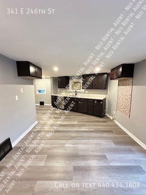 Foto del edificio - 341 E 246th St