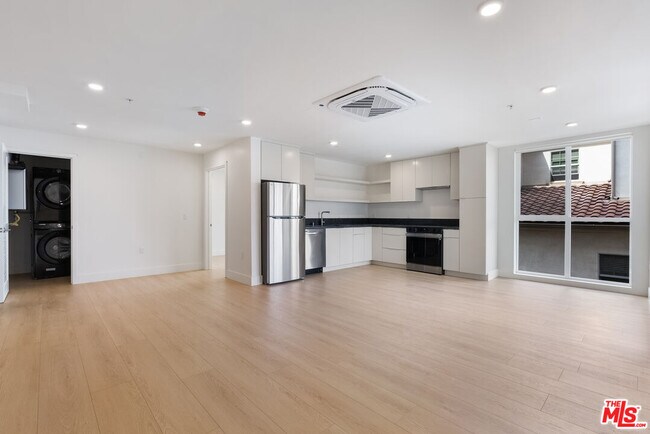 Foto del edificio - 8561 Belmont St