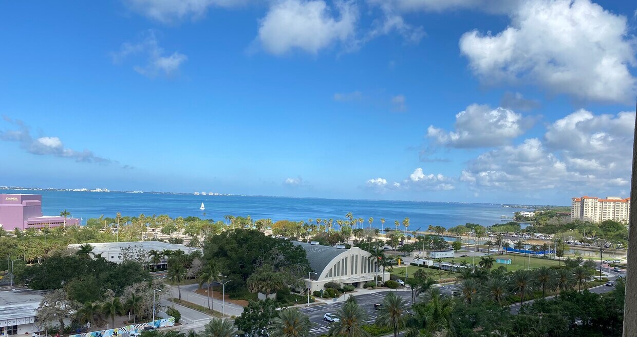 Foto principal - 750 N Tamiami Trl