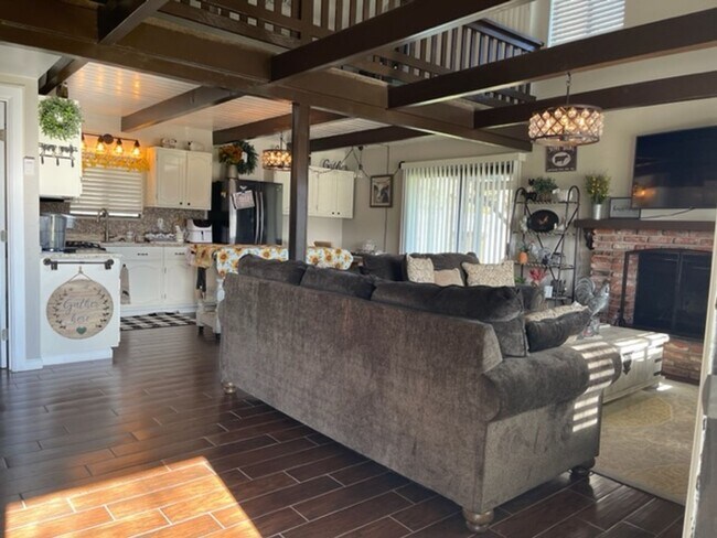 Foto del edificio - Completely Furnished -  2 BEDROOM 2 BATH+ LOFT  HORSE PROPERTY