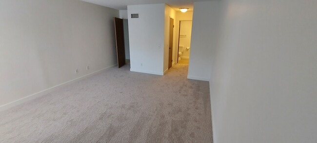 Large master bedroom w/walk in closet and bath. - 9150 Gramercy Dr
