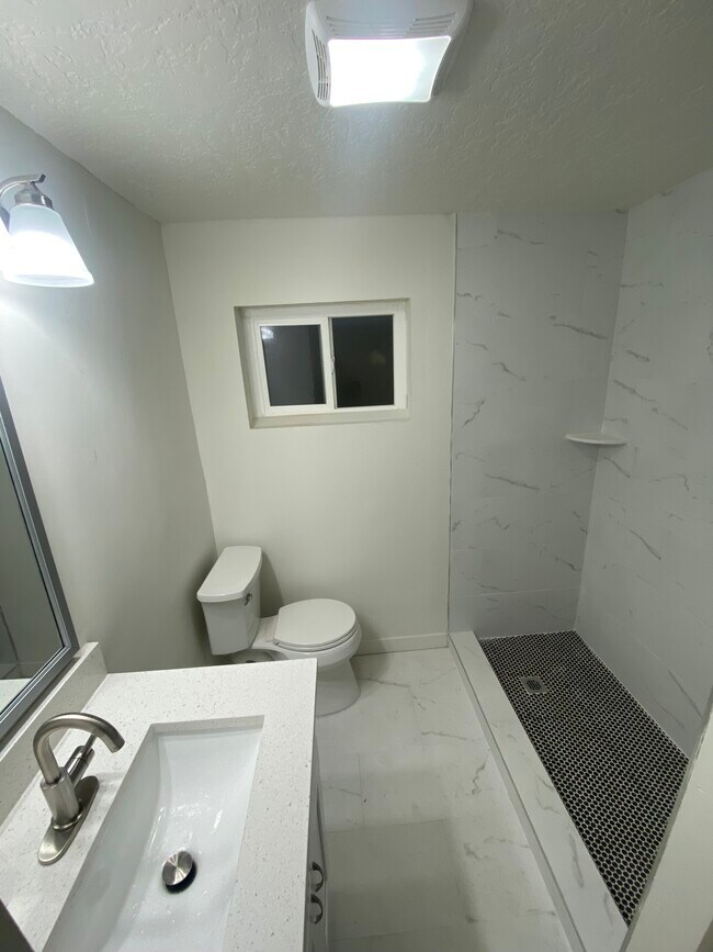 Building Photo - 714 33rd St