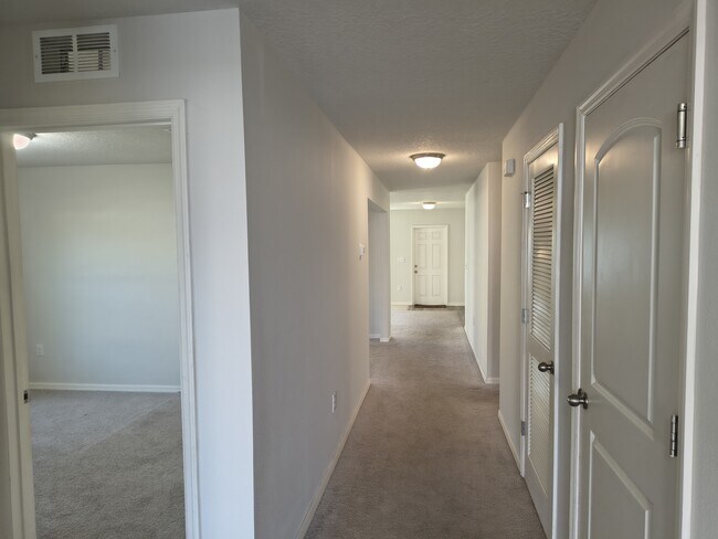 Foto del edificio - 275 Hyacinth Ct