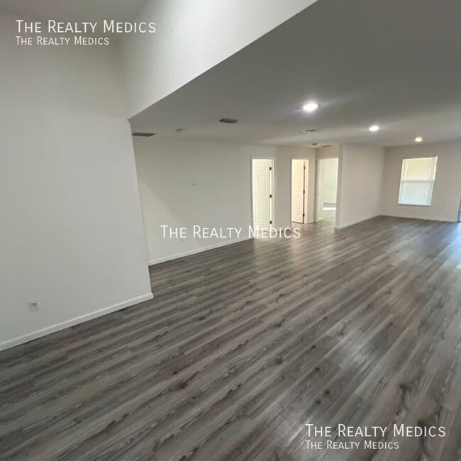 Building Photo - 182 Hillock Ave NW