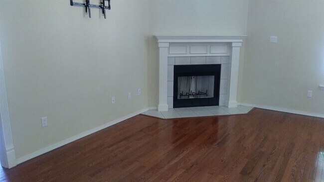 Building Photo - 4 br, 3 bath House - 716 Jeanie Dr