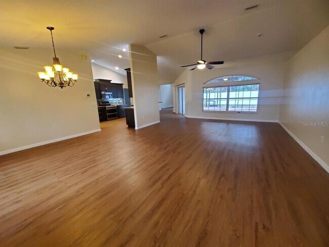 Building Photo - 10 Wayler Pl