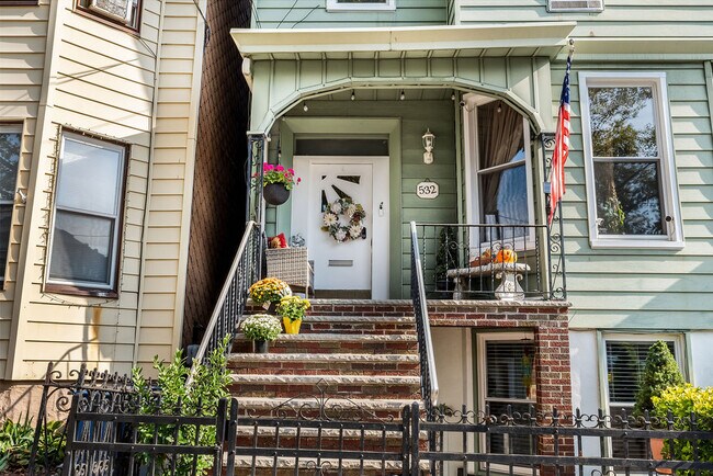 Building Photo - 532 Palisade Ave