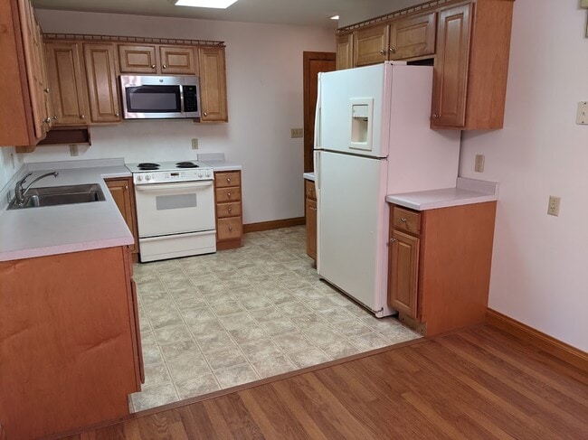 Modern kitchen - 705 Taylor St